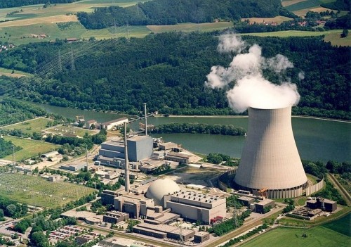 Nhà máy điện hạt nhân sản xuất được rất nhiều năng lượng, nhưng đa số nhà máy điện hạt nhân có liên quan đến vũ khí hạt nhân, nên gây căng thẳng cho Ấn Độ.